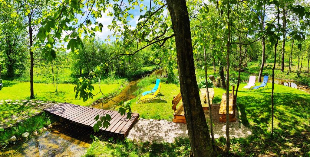 un parque con un banco de picnic y un parque infantil en Plitvice Streaming en Prijeboj