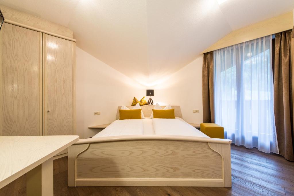 Ένα ή περισσότερα κρεβάτια σε δωμάτιο στο Hotel Sigmunderhof