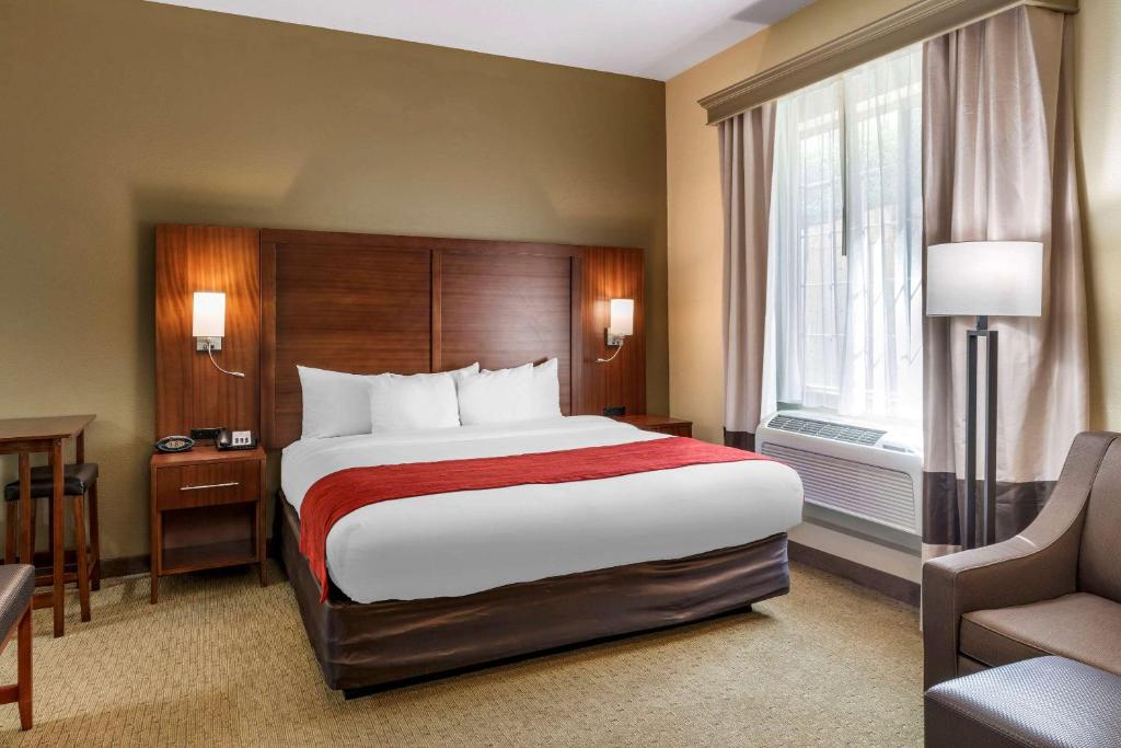 Postel nebo postele na pokoji v ubytování Comfort Suites Eugene