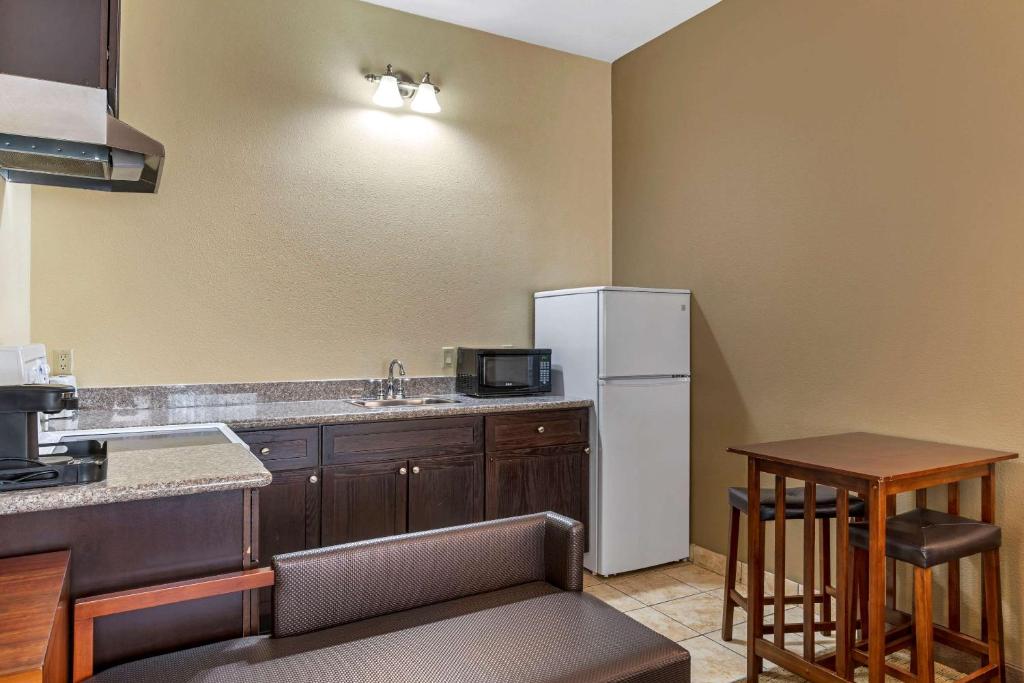 Kuchyň nebo kuchyňský kout v ubytování Comfort Suites Eugene