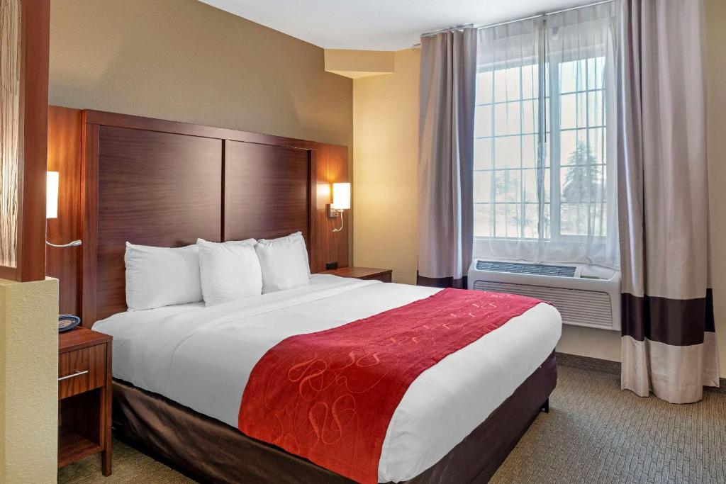 Postel nebo postele na pokoji v ubytování Comfort Suites Eugene