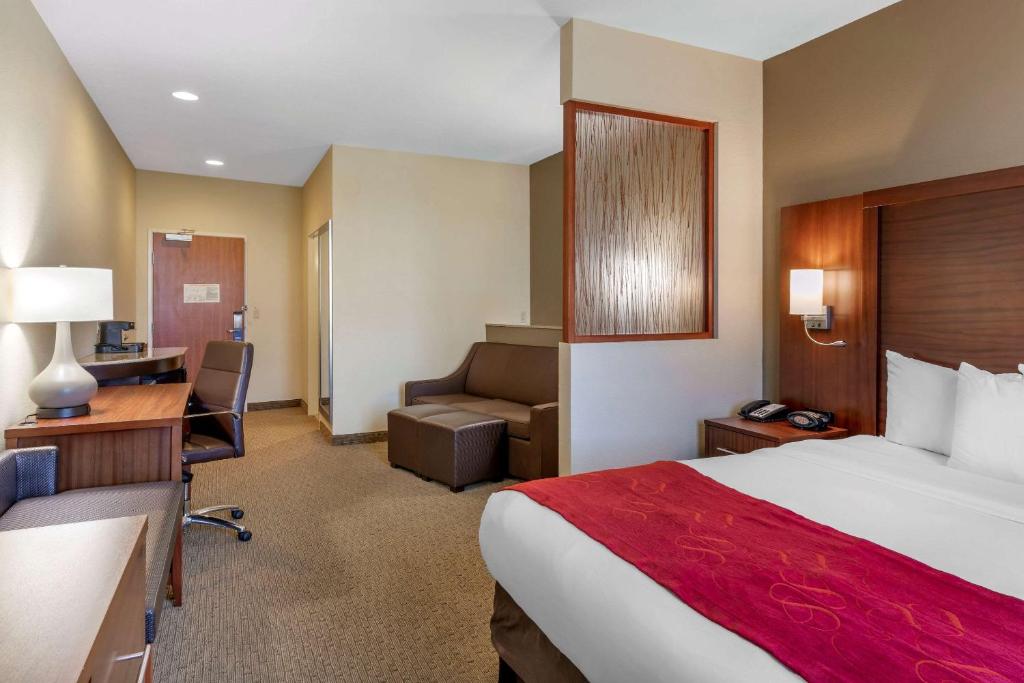 Postel nebo postele na pokoji v ubytování Comfort Suites Eugene