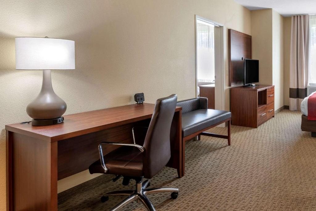 TV a/nebo společenská místnost v ubytování Comfort Suites Eugene