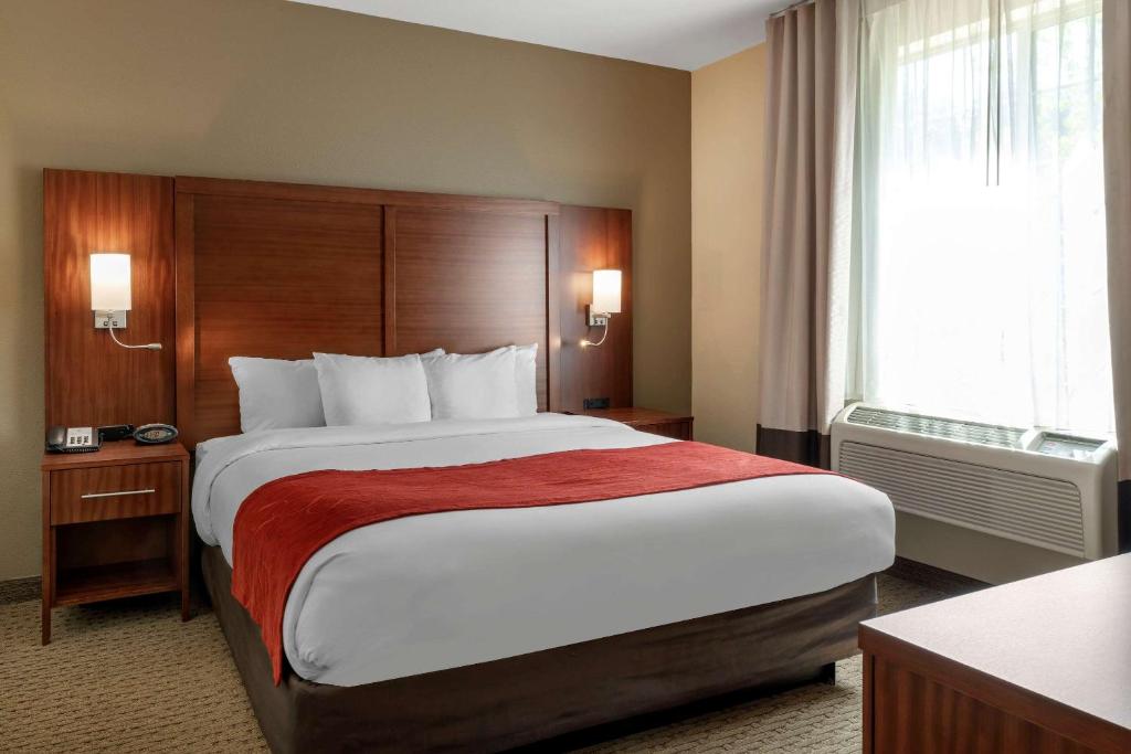 Postel nebo postele na pokoji v ubytování Comfort Suites Eugene
