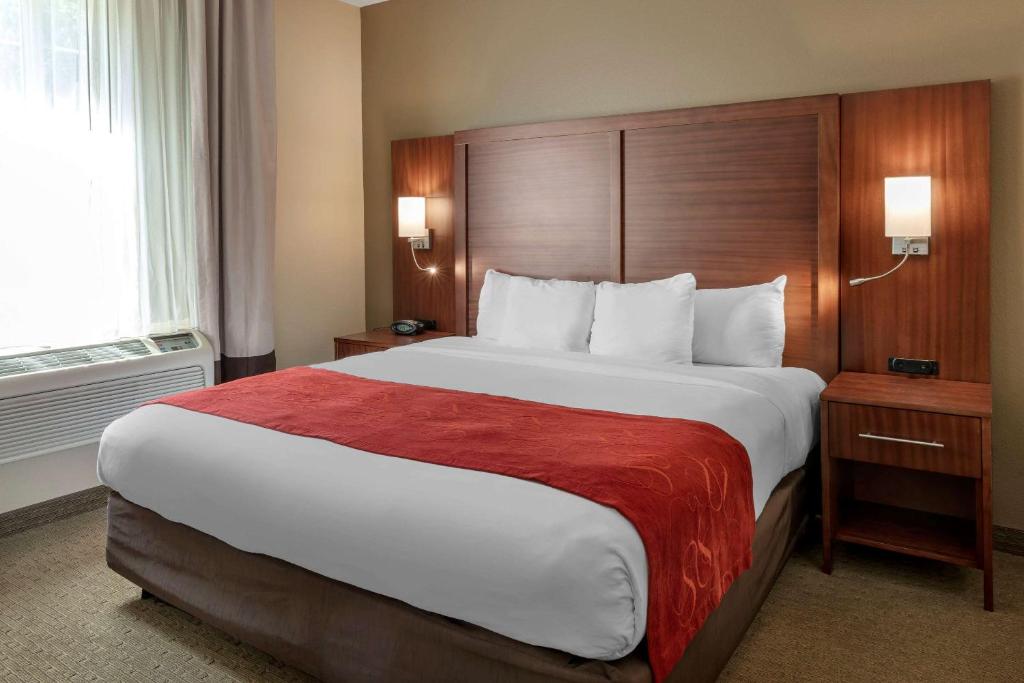 Postel nebo postele na pokoji v ubytování Comfort Suites Eugene