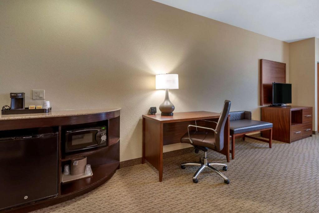 TV a/nebo společenská místnost v ubytování Comfort Suites Eugene