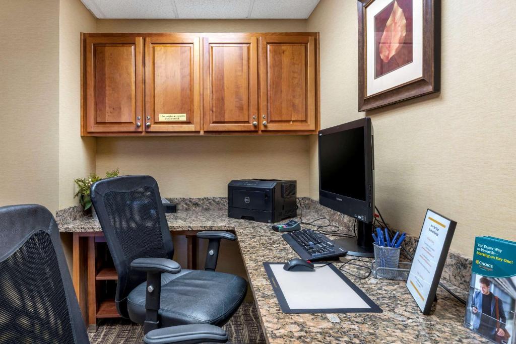 TV a/nebo společenská místnost v ubytování Comfort Suites Eugene