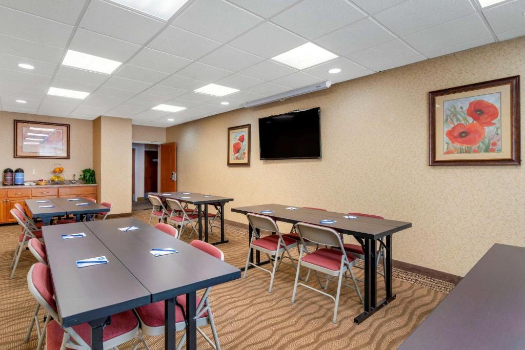 TV a/nebo společenská místnost v ubytování Comfort Suites Eugene