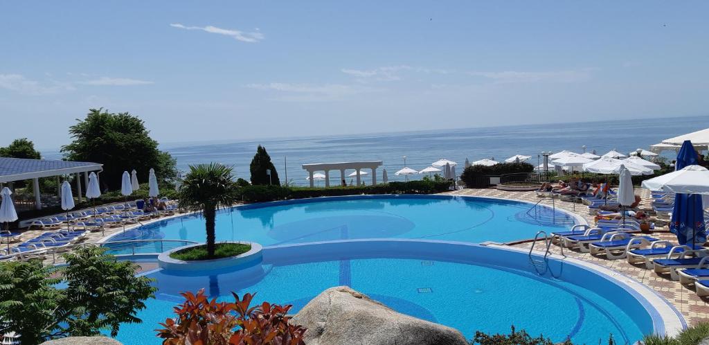 Bazén v ubytování Sineva Beach Hotel - All Inclusive nebo v jeho okolí