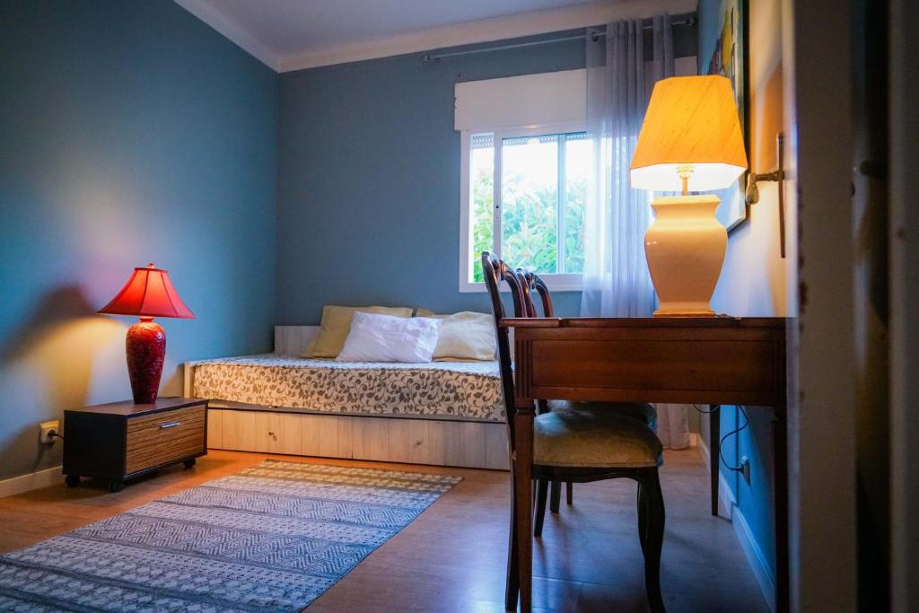 
A bed or beds in a room at Cascais Beach Apartment
