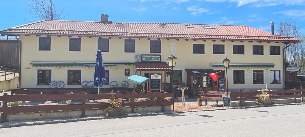 un edificio al lado de una calle con un edificio en Manthaler, en Berg am Starnberger See