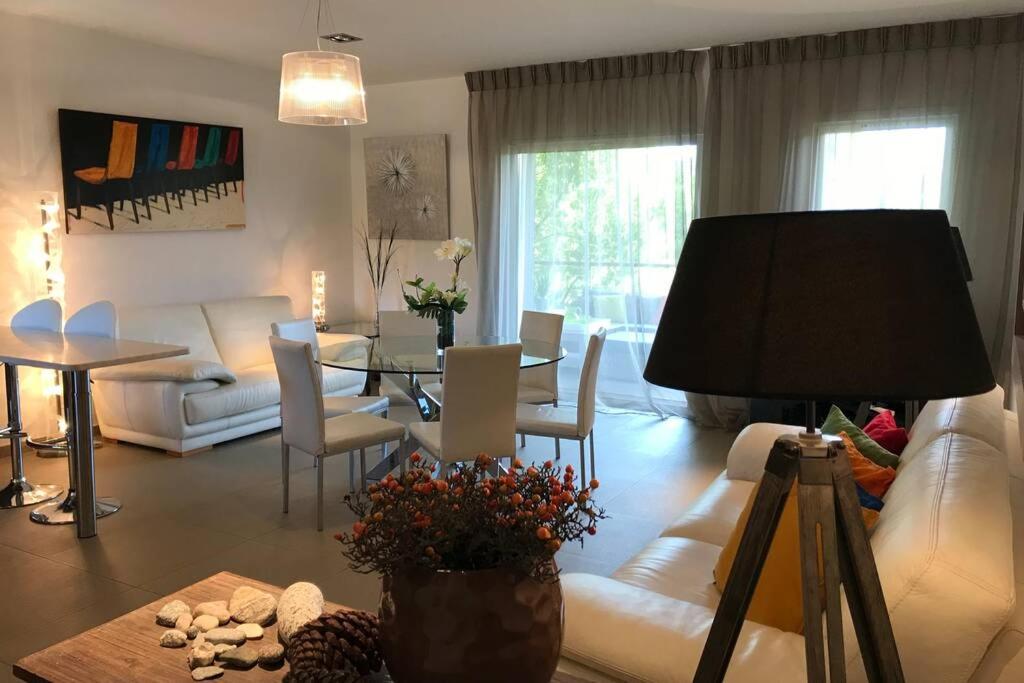 - un salon avec un canapé et une table dans l'établissement Appartement à 50 mètres de la plage, à Zonza