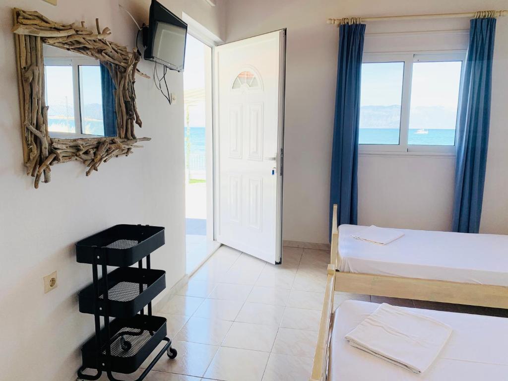 Televízia a/alebo spoločenská miestnosť v ubytovaní Seaside Bungalows Petalidi