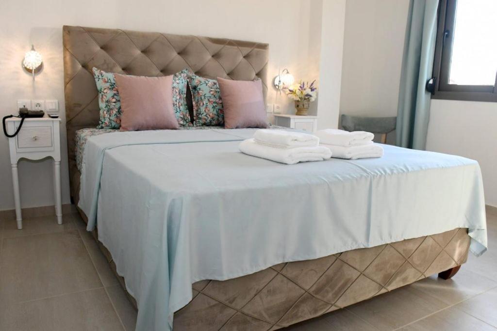 Postel nebo postele na pokoji v ubytování Theano Luxury Suites Nikiti