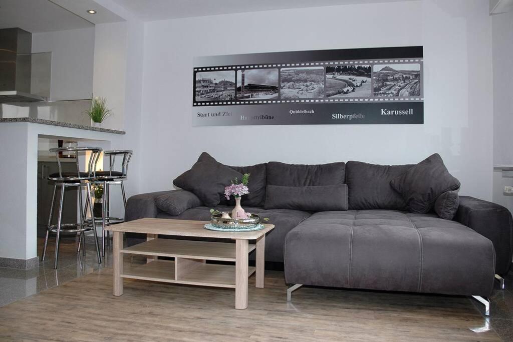 ein Wohnzimmer mit einem Sofa und einem Couchtisch in der Unterkunft Ferienwohnung-Bine am Nürburgring in der Eifel in Quiddelbach
