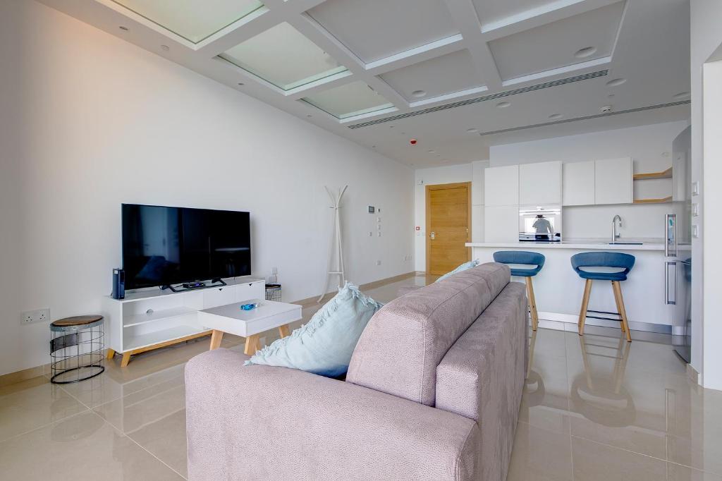 Televisyen dan/atau pusat hiburan di Luxurious Apt with Ocean Views and Pool in Tigne Point