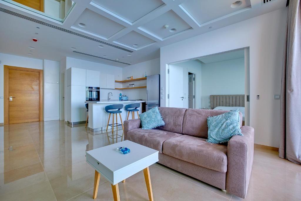 Ruang duduk di Luxurious Apt with Ocean Views and Pool in Tigne Point