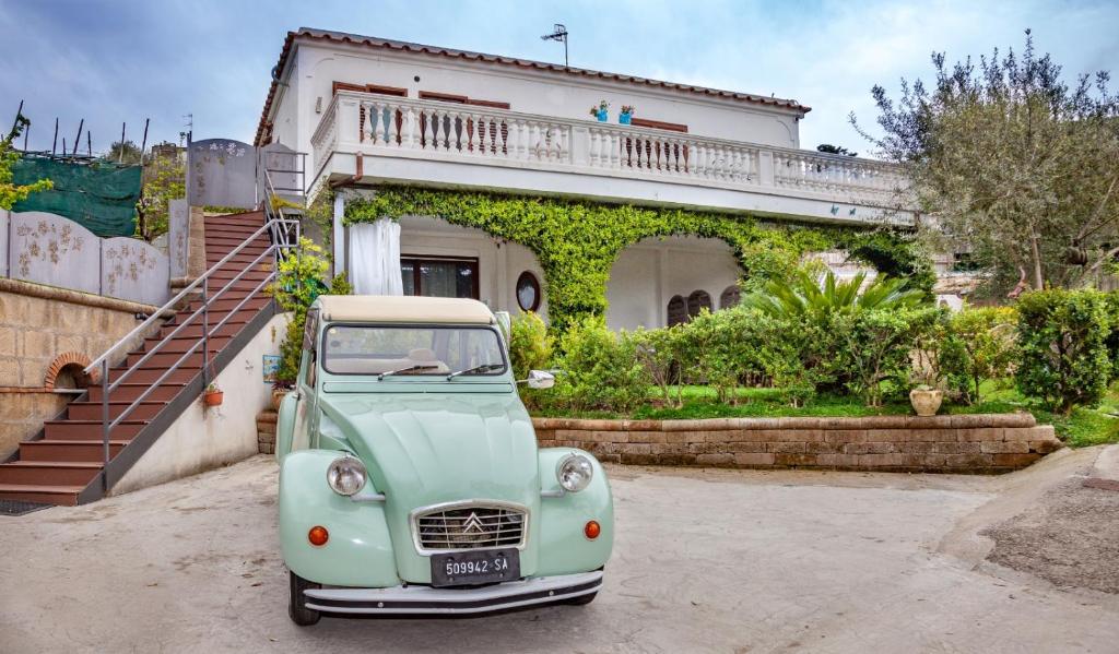 an old blue truck parked in front of a house at Il Profumo di Capri in Massa Lubrense