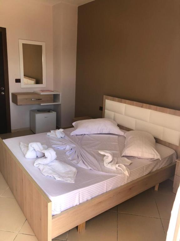 Un pat sau paturi într-o cameră la Hotel Elita