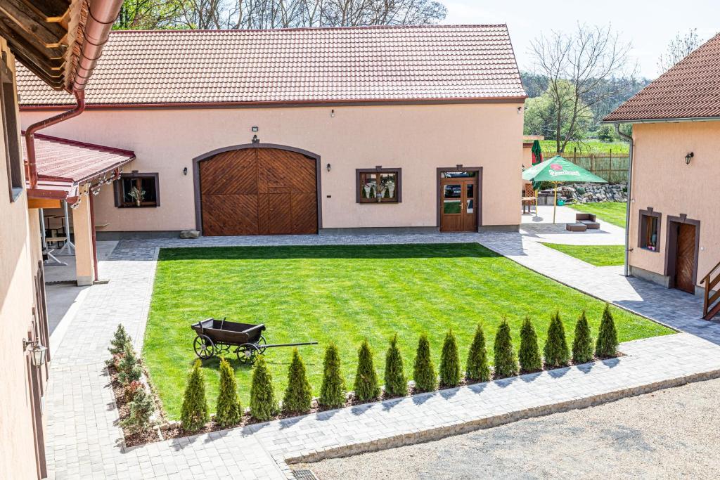 Zahrada ubytování Apartmány Pod Řípem