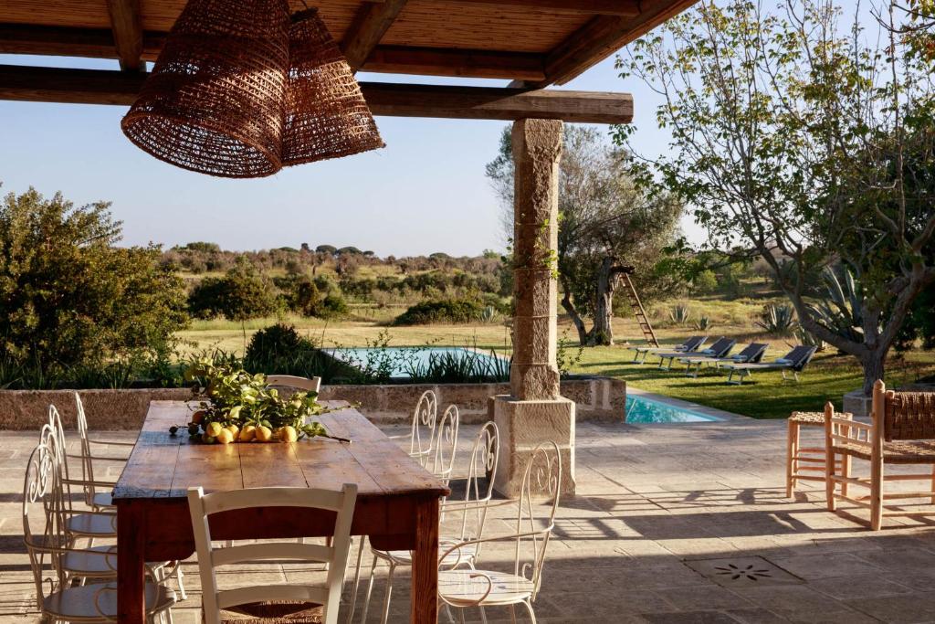 Piscina de la sau aproape de Masseria del Gigante