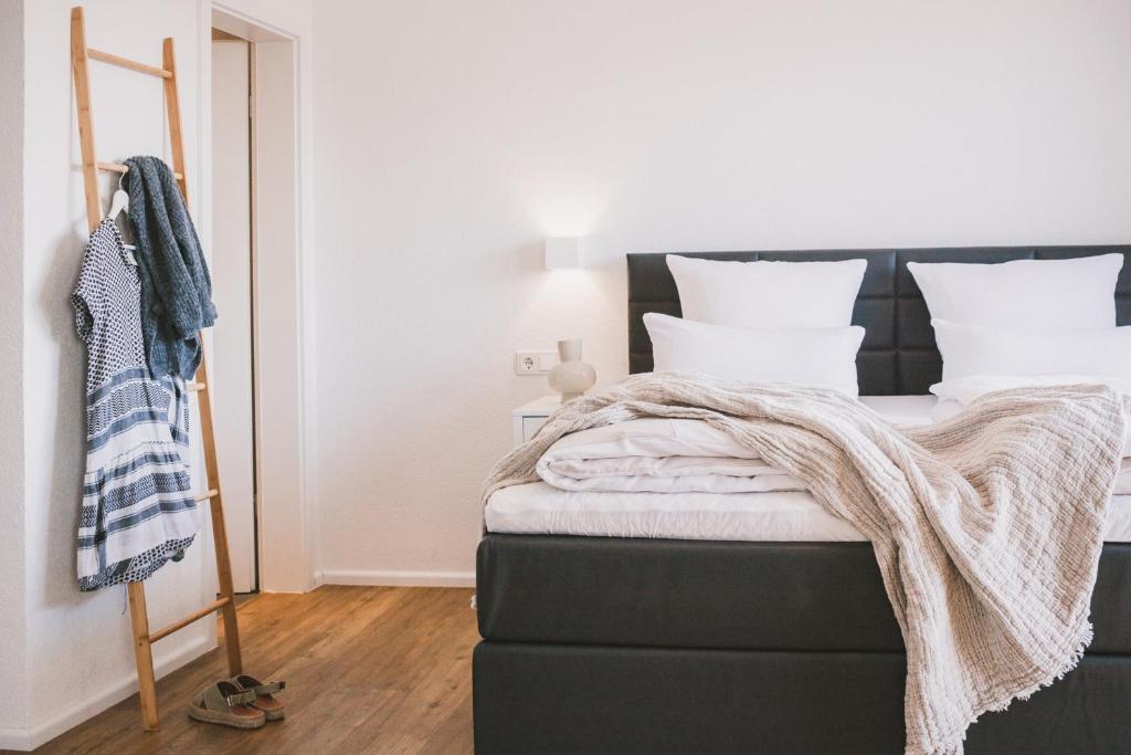 En eller flere senge i et værelse på Weingut Gehlen-Cornelius