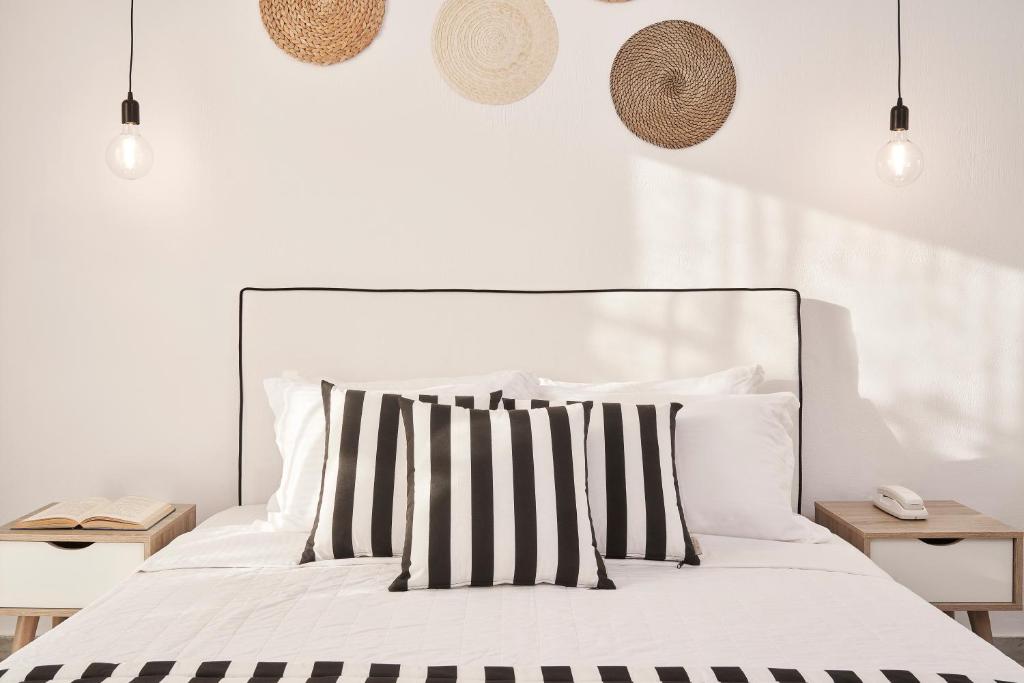 Postel nebo postele na pokoji v ubytování High Mill Paros Hotel