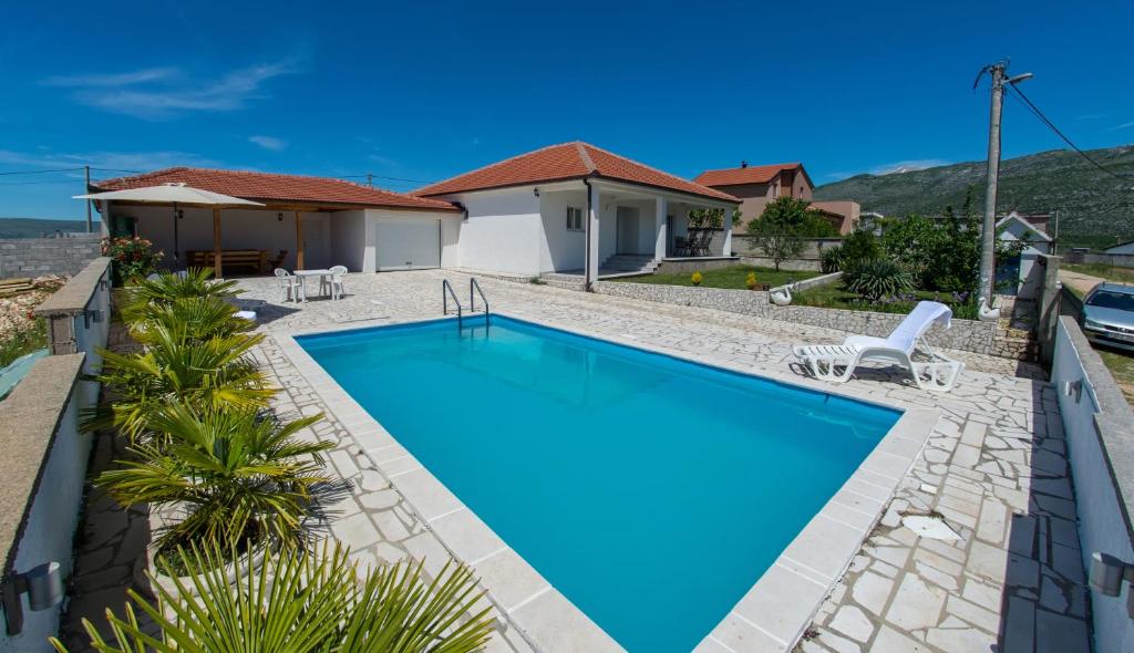 ブラガイにあるVilla Buna Breezeの家の前のプール