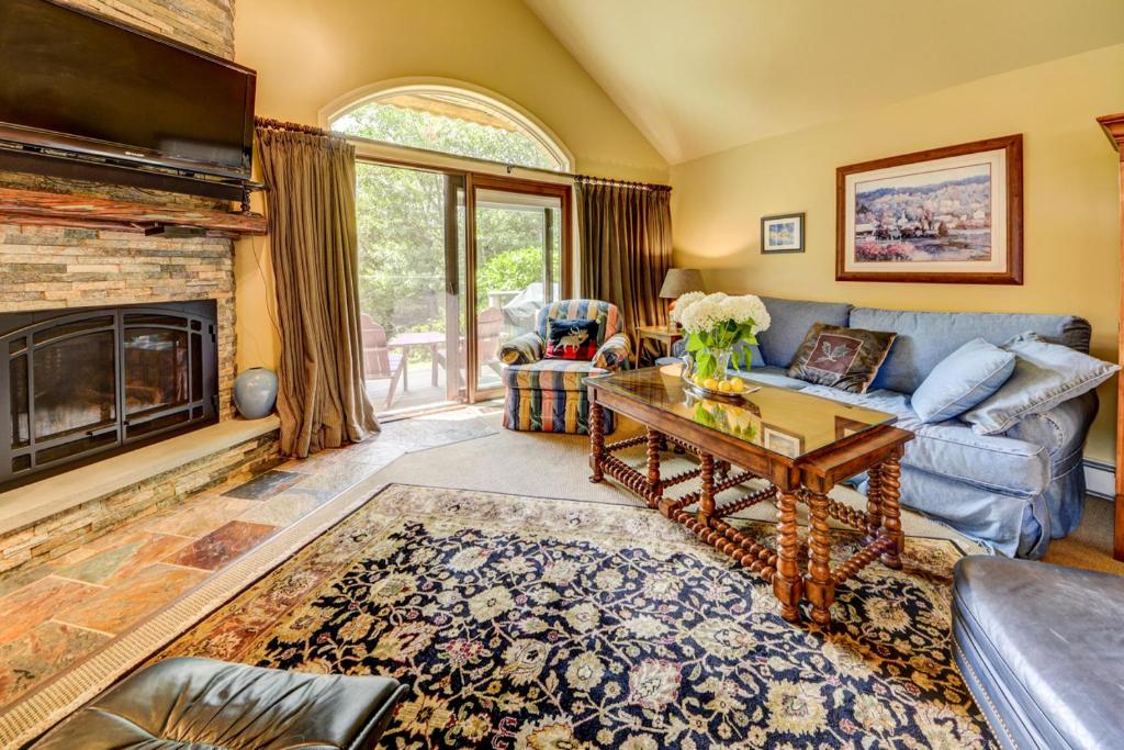 ein Wohnzimmer mit einem Sofa und einem Kamin in der Unterkunft F8 Luxurious Mt Washington Hotel golf course home Wifi cable air conditioning in Carroll