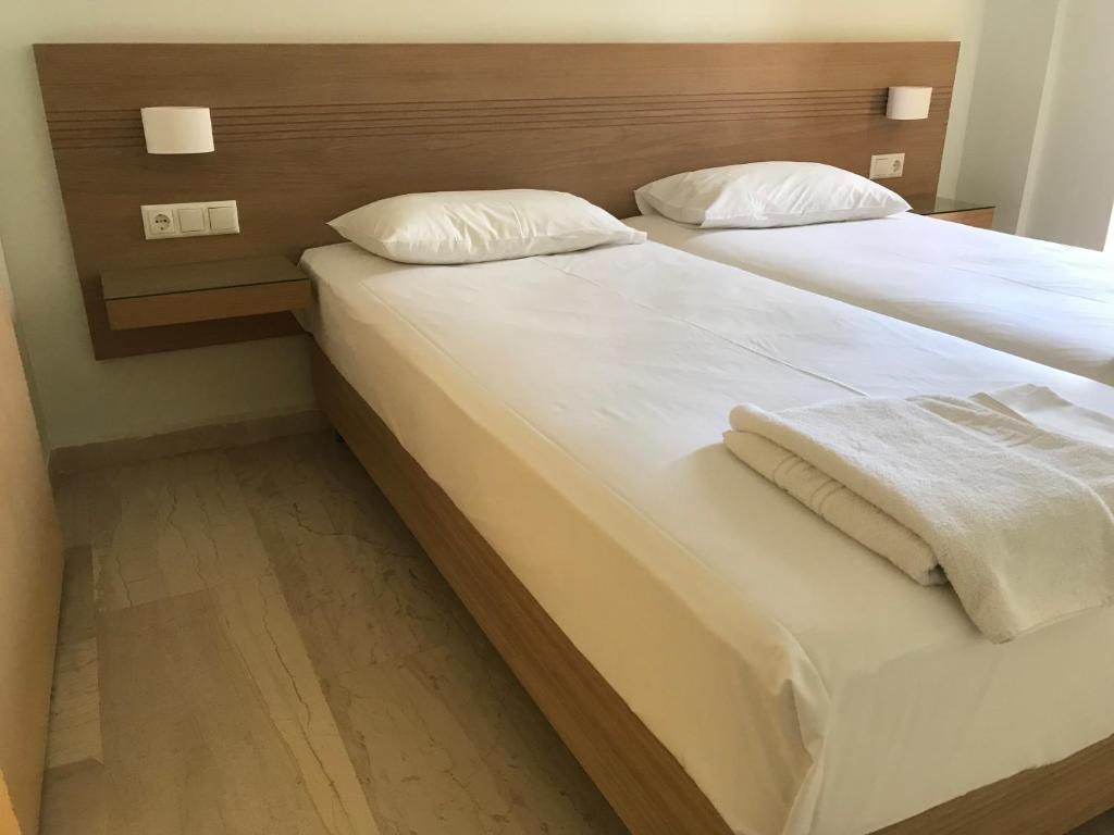 A bed or beds in a room at Neapolis Apartments