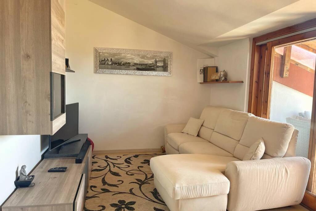 Televízia a/alebo spoločenská miestnosť v ubytovaní Relax Sea View Attic