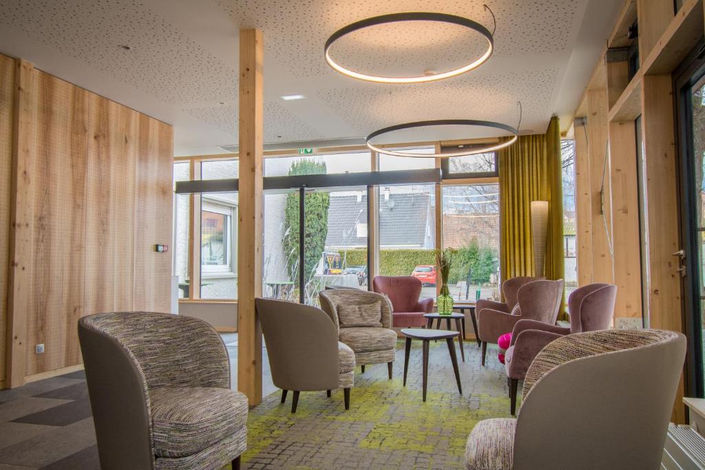 Posezení v ubytování Aux Deux Clefs Hostellerie Groff