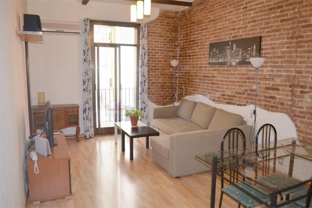 Posedenie v ubytovaní Rustic 2 bedroom apartment Poble Sec