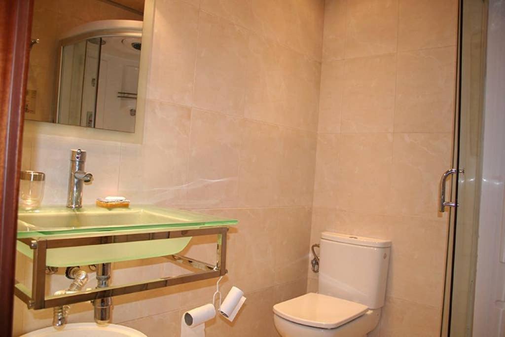 Kúpeľňa v ubytovaní Rustic 2 bedroom apartment Poble Sec