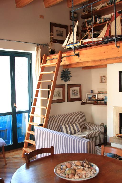 ein Wohnzimmer mit einer Treppe und einer Couch in der Unterkunft Casa Ziguratt Carloforte in Carloforte