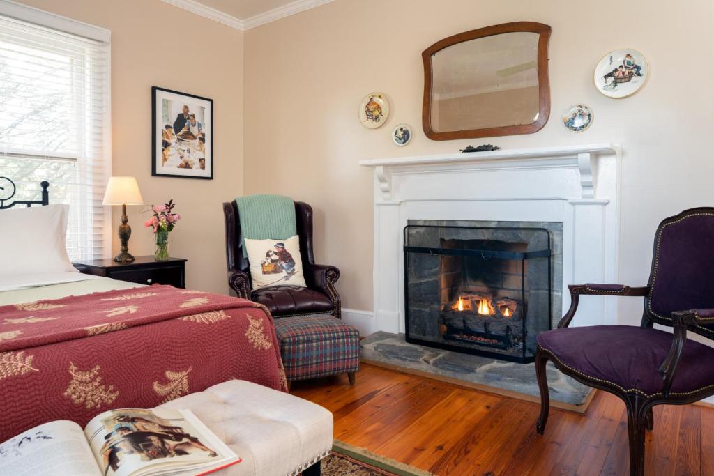 The Yellow House on Plott Creek - Double Room With Shared Bathroom