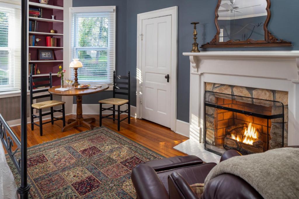 The Yellow House on Plott Creek - Queen Room