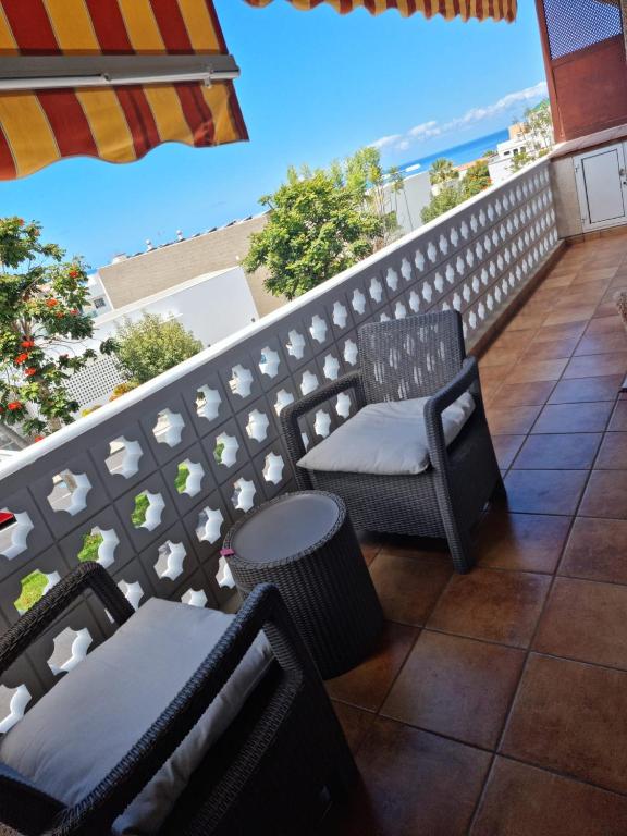 balkon z krzesłem i stołem w obiekcie casa Carolina y Roger tazacorte w mieście Tazacorte