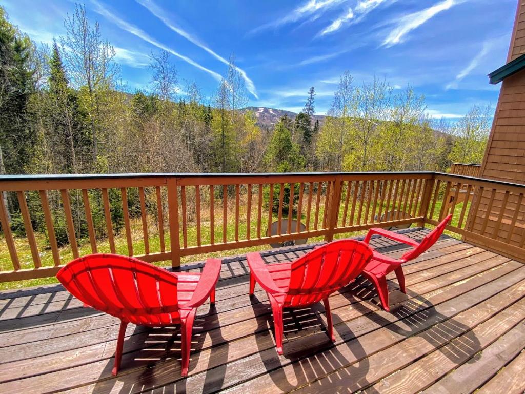 Ban công/sân hiên tại W8 Mount Washington Place Townhome great slope views fireplace large deck yard and ping pong