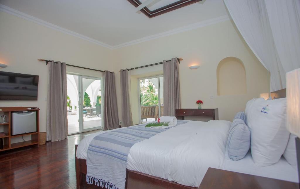 Postel nebo postele na pokoji v ubytování Mzima Beach Residences - Diani Beach