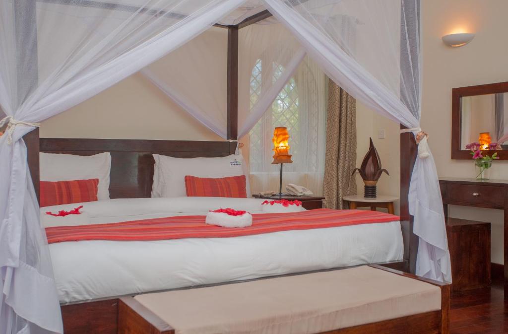 Postel nebo postele na pokoji v ubytování Mzima Beach Residences - Diani Beach