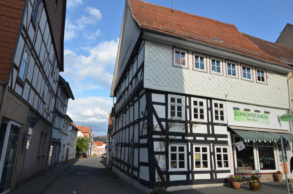 een oud zwart-wit gebouw in een straat bij Buntspecht in Witzenhausen