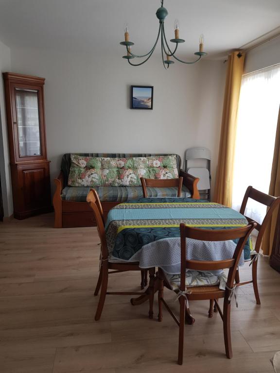 - un salon avec une table et un canapé dans l'établissement Residence JEANNE 50 m de l'Esplanade classé 2 étoiles, à Berck-sur-Mer
