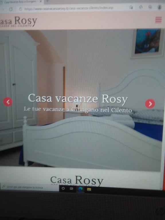 ekran pokoju z łóżkiem w obiekcie casa vacanza Rosy di Guida Rosy w mieście Giungano