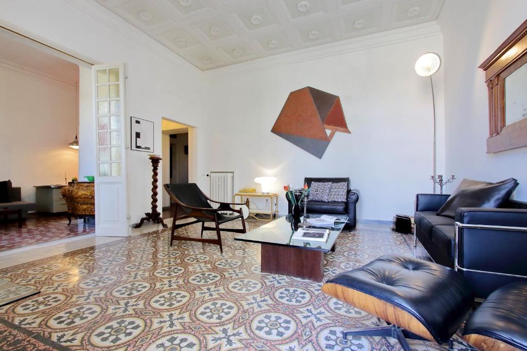 een woonkamer met een bank en een tafel bij 4BNB - Tiberina Spacious Apartment in Rome