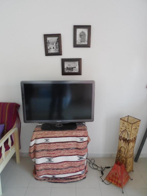 Telewizja i/lub zestaw kina domowego w obiekcie Apartamento encantador