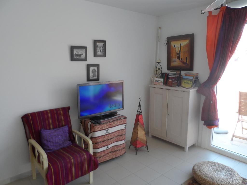 Telewizja i/lub zestaw kina domowego w obiekcie Apartamento encantador