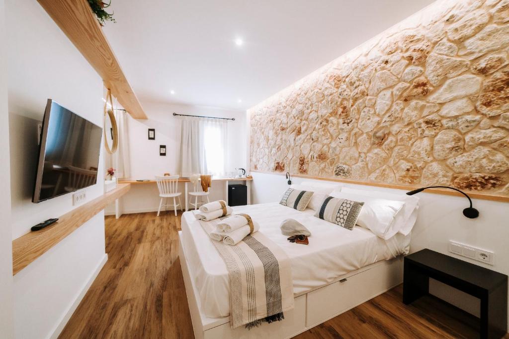 シウタデリャにあるMurada hotelのベッドルーム(ベッド1台、薄型テレビ付)