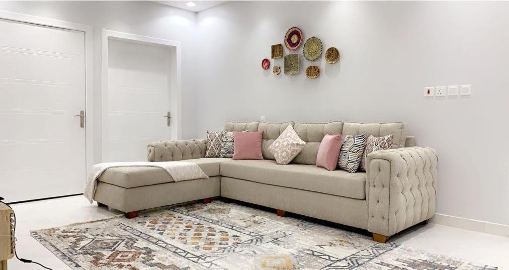sala de estar con sofá y alfombra en مساكن الدار 8, en Abha
