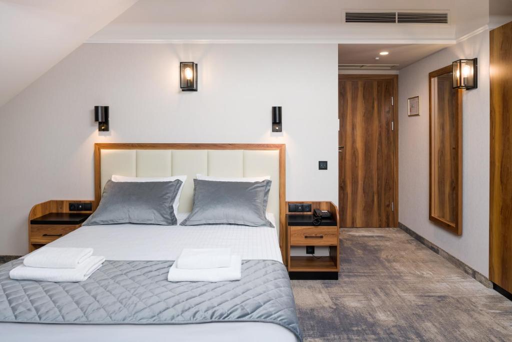 Posteľ alebo postele v izbe v ubytovaní Sky Hotel Kraków